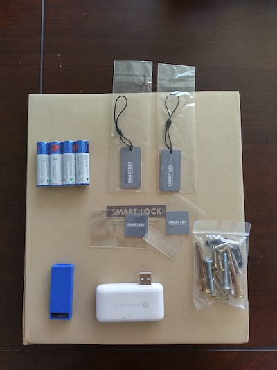 Baterías, llaveros y stickers RFID, módulo Bluetooth, Gateway WIFI y tornillos.